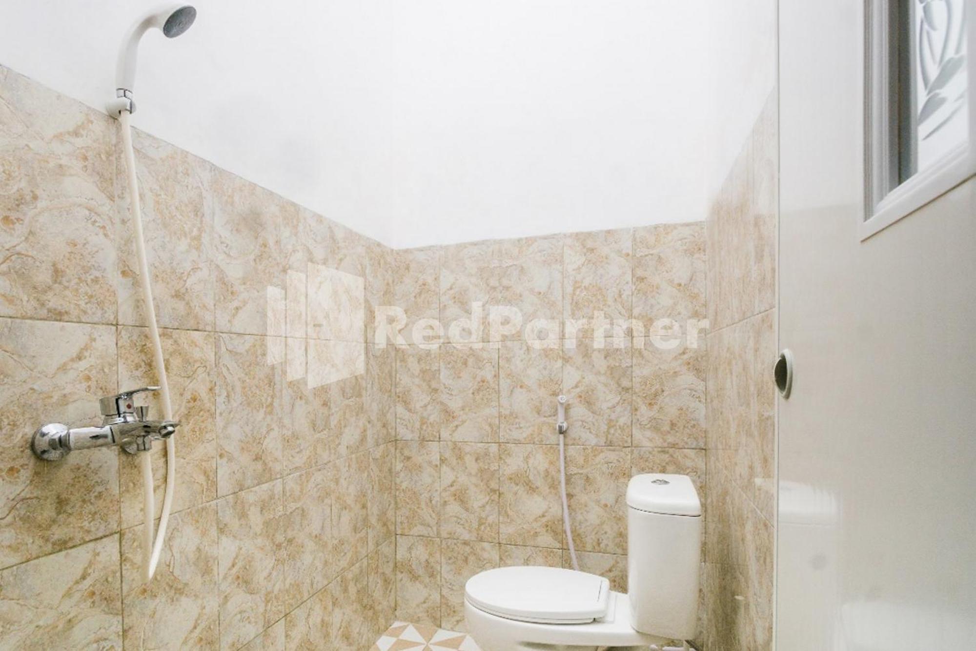 Отель Omah Kalimosodo Mitra Reddoorz Near Stasiun Malang Kota Baru Экстерьер фото