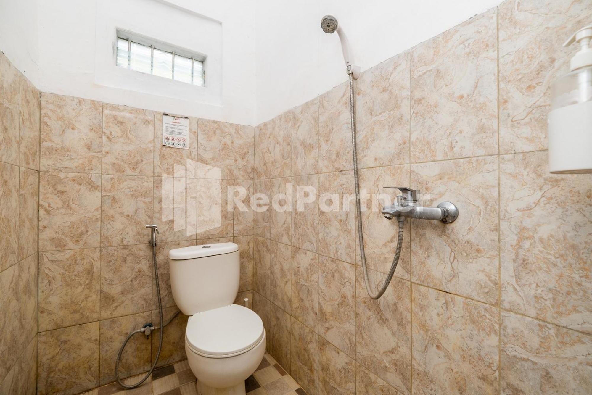 Отель Omah Kalimosodo Mitra Reddoorz Near Stasiun Malang Kota Baru Экстерьер фото