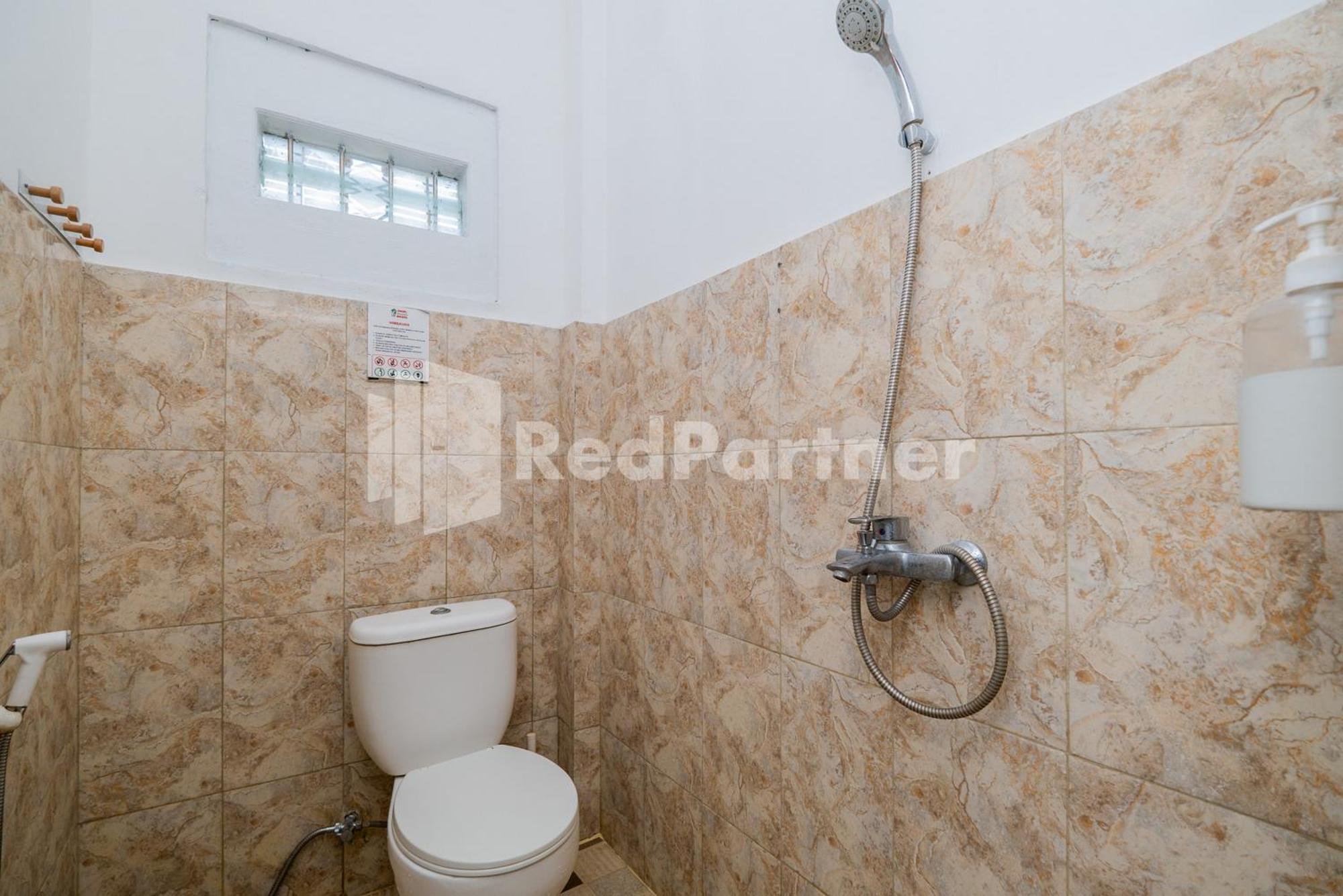 Отель Omah Kalimosodo Mitra Reddoorz Near Stasiun Malang Kota Baru Экстерьер фото