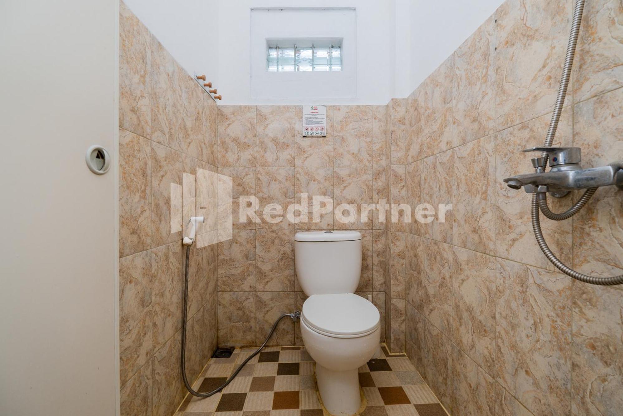 Отель Omah Kalimosodo Mitra Reddoorz Near Stasiun Malang Kota Baru Экстерьер фото